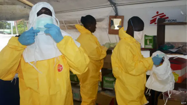 Profissionais do Médicos Sem Fronteiras se protegem para atender os doentes na capital da Guiné