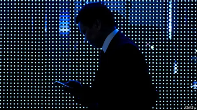 Persona revisa su teléfono