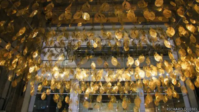 هذا العمل الفني للفنانة السعودية منال الدويان يعرض في مركز تسوق مهجور في جدة