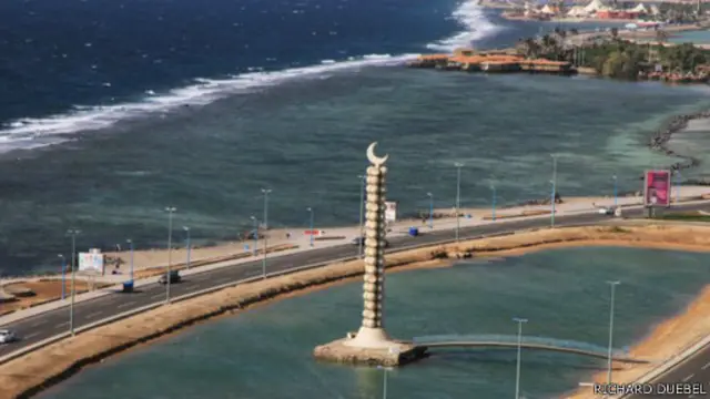 تشتهر جدة بالفنون الحضرية مثل مسلة العلوم والدين على الكورنش