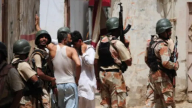 تفتیش کاروں کا کہنا ہے کہ دھماکہ دستی بم پھینکنے کی وجہ سے ہوا ہے