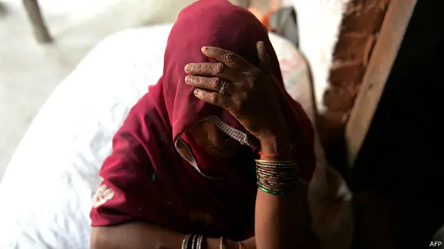 बदायूं में जिन दो लड़कियों की पेड़ पर लटकी लाशें मिली थीं उनमें से एक की माँ.