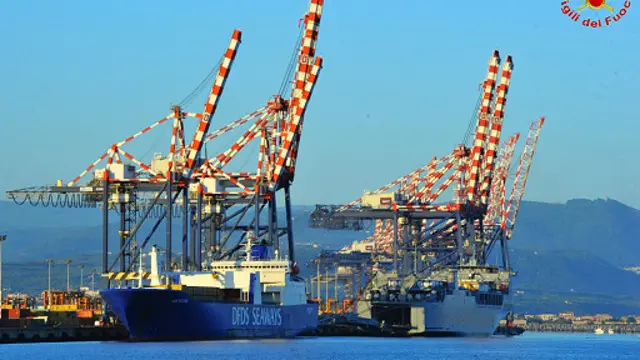 السفينتان الدنماركية والأمريكية خلال عملية النقل