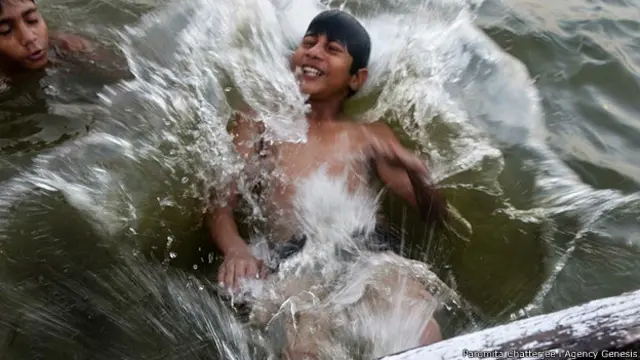 Niño bañándose en el Ganges, Varanasi, India