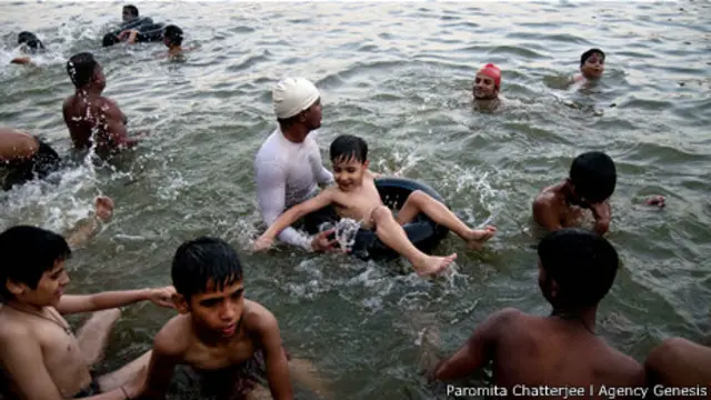 Clases de natación en el Ganges