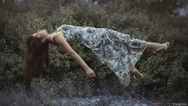 Девушка летает во сне