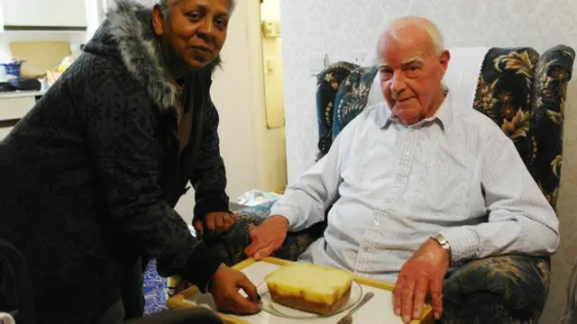 Personas compartiendo plato de comida. 