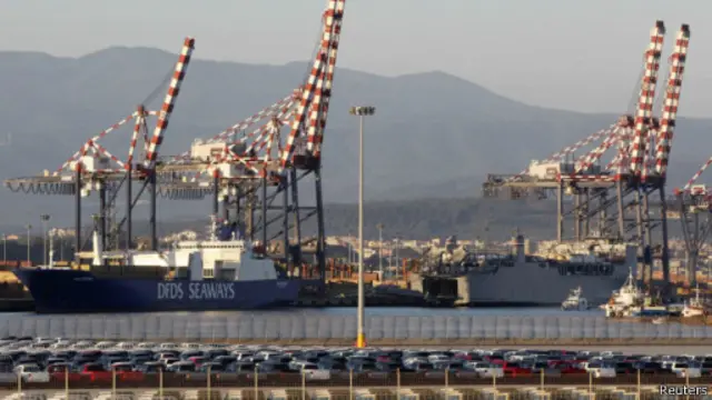 کشتی دانمارکی مواد شیمیایی را به ناو آمریکایی منتقل میکند