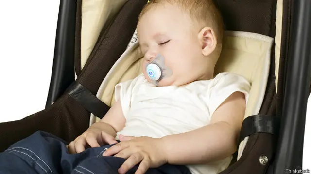 Маленький мальчик спит