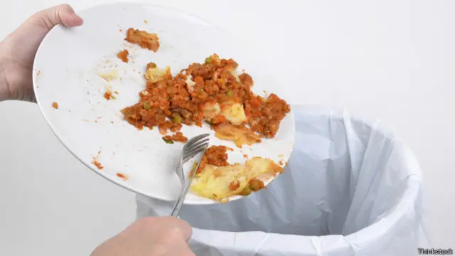 Comida que va al cesto de basura. 