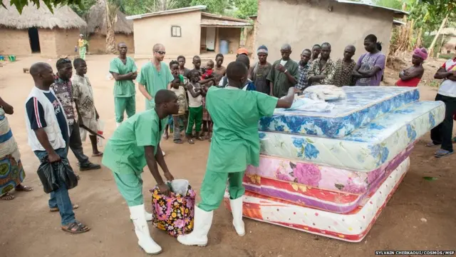 Kando na kutoa huduma za kliniki, kikundi hicho hutoa hamasisho kuhusu ugonjwa huo. Hapa Touloubengo, familia tano ambazo nyumba zao zilikuwa zimesafishwa siku kadhaa zilizopita kutokana na kuaga dunia kwa mmoja wao wanakabidhiwa magodoro.