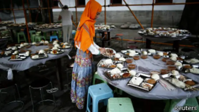 ပီကင်းမြို့မှာတော့ ရာမဒန် ဥပုသ်စောင့်မှုကို ပိတ်ပင်ထားခြင်း မရှိ။