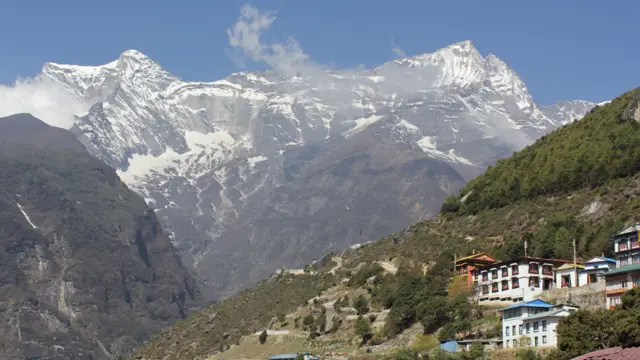 नामचे के नज़दीक स्थित पहाड़ियाँ