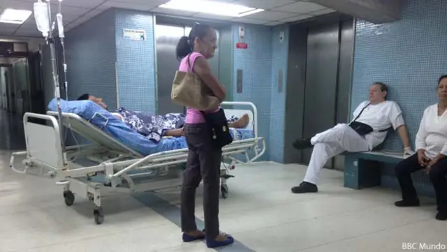 Paciente espera en el ascensor