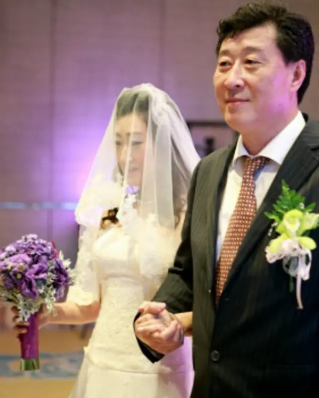 新娘的父亲沿途牵着女儿走进主礼堂。