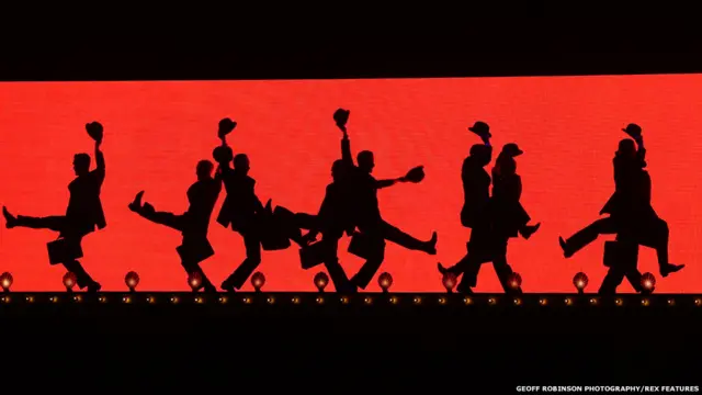 'Papagaio morto', 'Albatroz', 'Canção do Lenhador', 'A Inquisição Espanhola' estão em show que estreou em Londres.