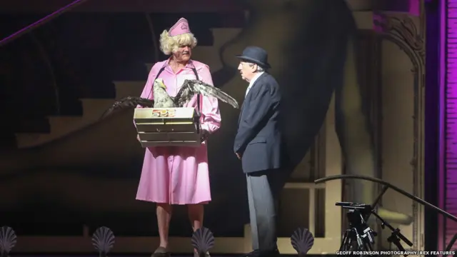 'Papagaio morto', 'Albatroz', 'Canção do Lenhador', 'A Inquisição Espanhola' estão em show que estreou em Londres.