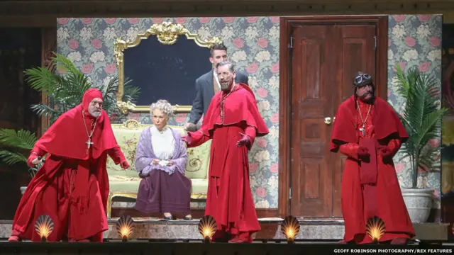 'Papagaio morto', 'Albatroz', 'Canção do Lenhador', 'A Inquisição Espanhola' estão em show que estreou em Londres.