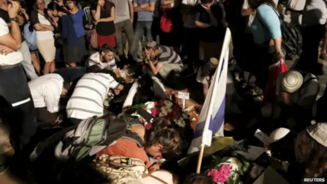 عشرات الإسرائيليين حضروا جنازة المستوطنين الثلاثة.