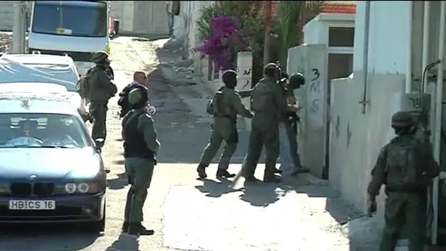 وجدت إسرائيل نفسها وسط عمليتي بحث كبيرتين، الأولى عن قتلة الشبان الإسرائيلين الثلاثة والثانية عن قتلة أبو خضير.