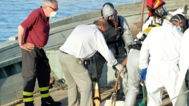 اكتشف القتلى عندما وصل منقذون الى مركب لاجلاء عدد من الاشخاص استغاثوا طلبا للنجدة، من بينهم امرأتان حبليان