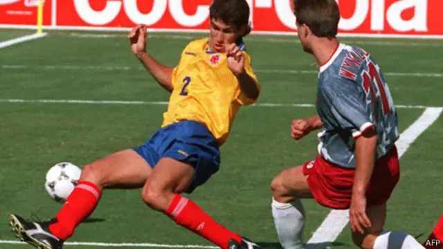 Andrés Escobar durante jogo da Colômbia contra os Estados Unidos