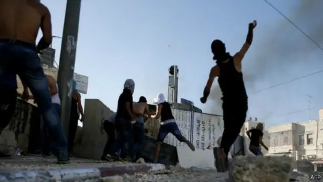 اندلعت صدامات بين القوات الإسرائيلية ومحتجين فلسطينيين في بلدة شعفاط بالقدس الشرقية بعد العثور على جثة أبو خضير.