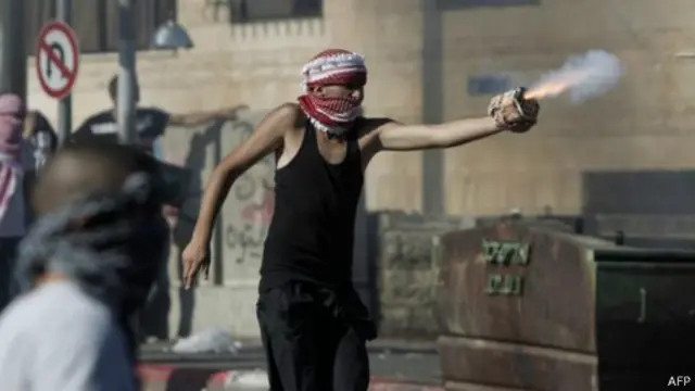 شاب فلسطيني يشتبك مع القوات الإسرائيلية