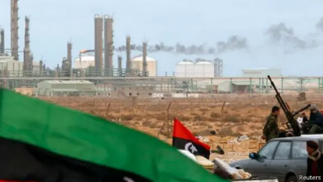 المسلحون يسيطرون على مناطق واسعة في ليبيا. 