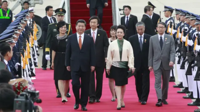 中国国家主席习近平与夫人彭丽媛抵达首尔（03/07/2014）