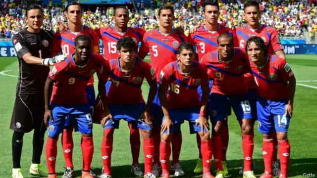 Pemain Kosta Rika (dengan kostum utamanya) sebelum menghadapi timnas Inggris.