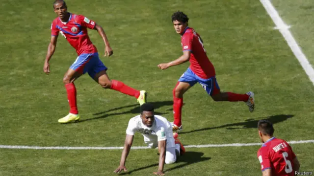 Pemain Kosta Rika (kaos merah) mengepung pemain Inggris di babak penyisihan grup.
