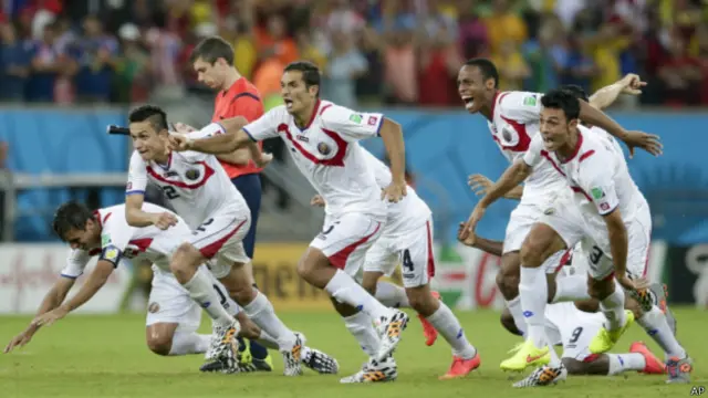 Pemain Kosta Rika, dengan kostum away, bersorak setelah menang penalti atas Yunani.