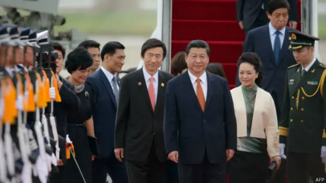 韓國外交部長官尹炳世（左）前往首爾機場迎接習近平和夫人一行。