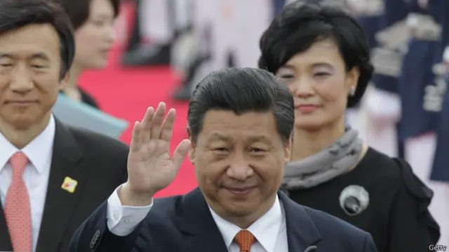 韓國外交部長官尹炳世（左）前往首爾機場迎接習近平和夫人一行。