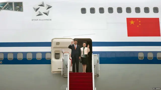 习近平（左）与彭丽媛在城南市首尔空军基地步出专机（3/7/2014）