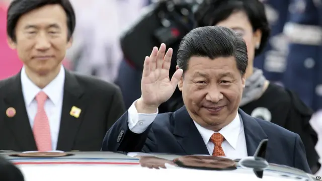 习近平在城南市首尔空军基地向媒体记者挥手（3/7/2014）