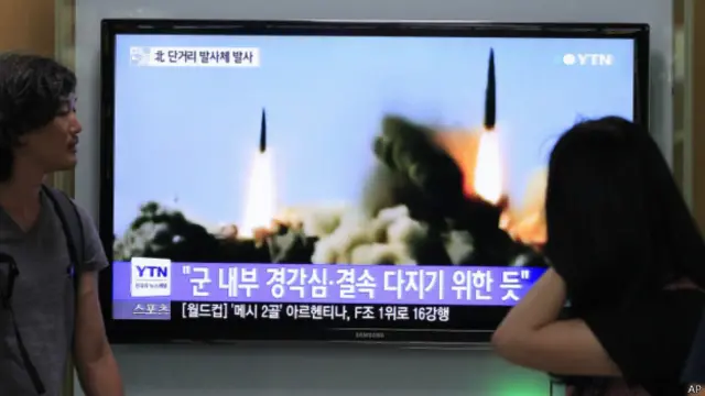 韩国市民在商店观看朝鲜导弹试射新闻（26/06/2014）