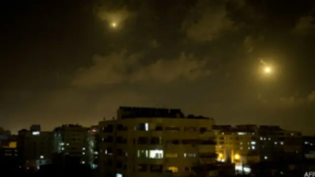 په وروستیو ورځو کې اسرائیلي پوځ پر غزې تراډې بمبارۍ ډېرې کړې دي.