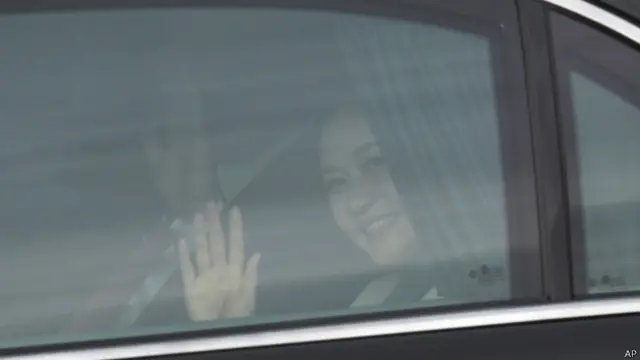 习近平和彭丽媛在轿车内挥手