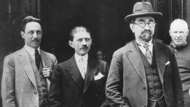 محمدعلی فروغی و حسین علا در پاریس