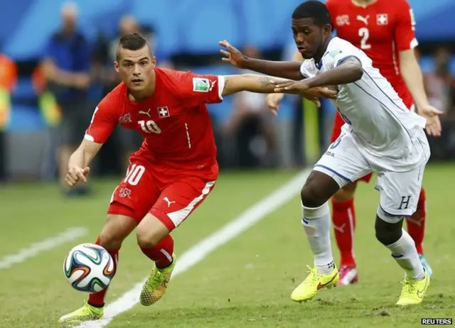 沙奇里队友扎卡（左）