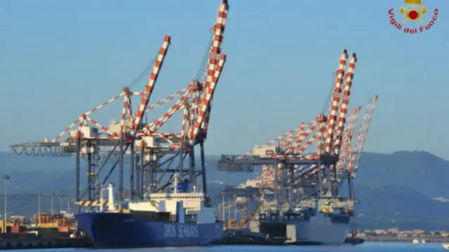 شوهدت رافعات تنقل حاويات كبيرة من السفينة الدنماركية إلى السفينة الامريكية الأربعاء.