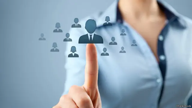 Рекрутер выбирает сотрудника