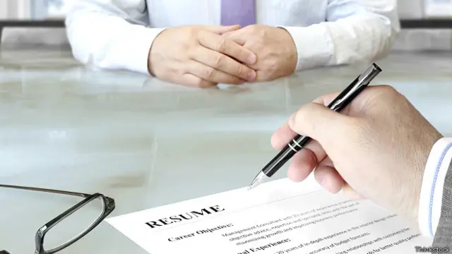 Распечатанное резюме лежит на столе