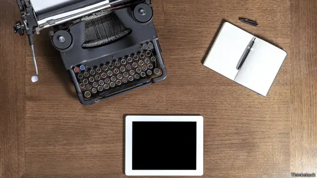 Пишущая машинка и блокнот