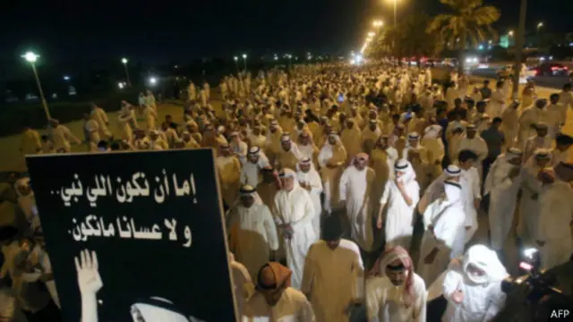 الشرطة الكويتية تستخدم الغاز المسيل للدموع لتفريق متظاهرين