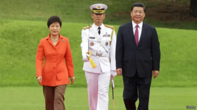 目前，中国是韩国最大的贸易伙伴和最大的出口市场。在中日和日韩政治关系冷淡的2013年，中韩间的贸易合作更加紧密