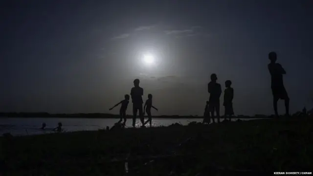 Des enfants jouent sur le Nil à Melut, Etat du Haut-Nil, Soudan du Sud