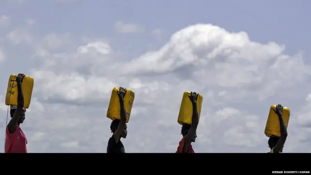 Des femmes portent des barils d'eau sur leur tête, Mingkaman , Etat de Lakes, Soudan du Sud